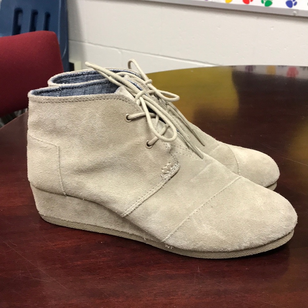 Toms Desert Wedge size youth 6 (7.5 women’s) EUC